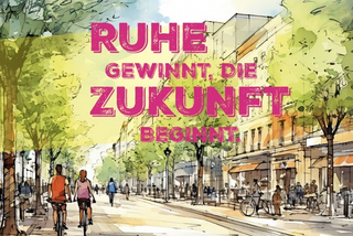 Motto zum Tag gegen Lärm 2024: Ruhe gewinnt, die Zukunft beginnt Bild einer Straße mit Radfahrern, Fußgängern, Bäumen und Geschäften